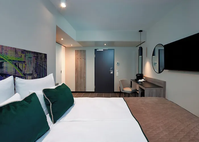 Отель Leonardo West 4*